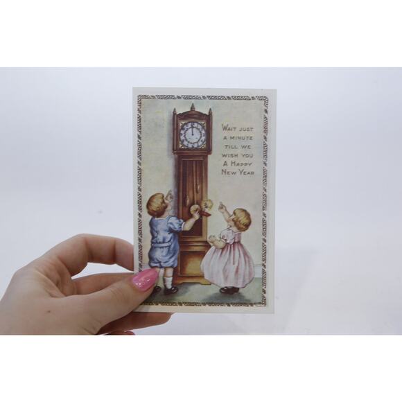 Happy New Year, Children Looking at Grandfather Clock, Rare Postcard, Unused, - Picture 1 of 2